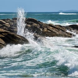 Paysage breton où les vagues viennent se fracasser sur les rochers